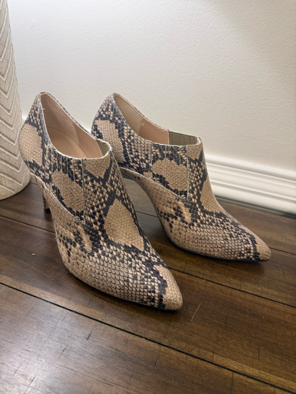 INEZ Marisol 90 Natural Snake
Emboss Pointed Toe Booties
Size 10M - Picture 2 of 16